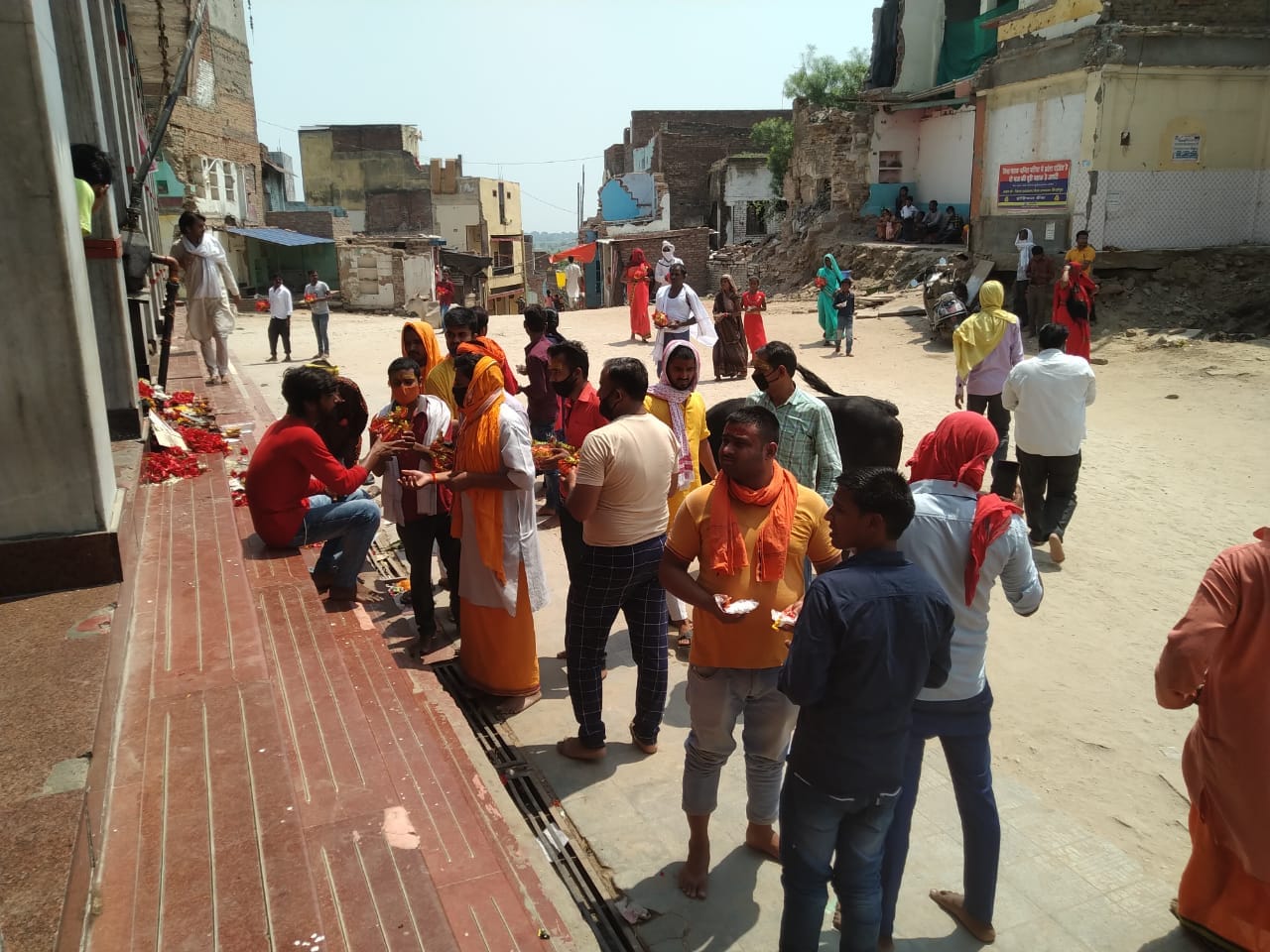 maa vindhyavasini temple in mirzapur closed due to weekend lockdown Devotees worship from stairs