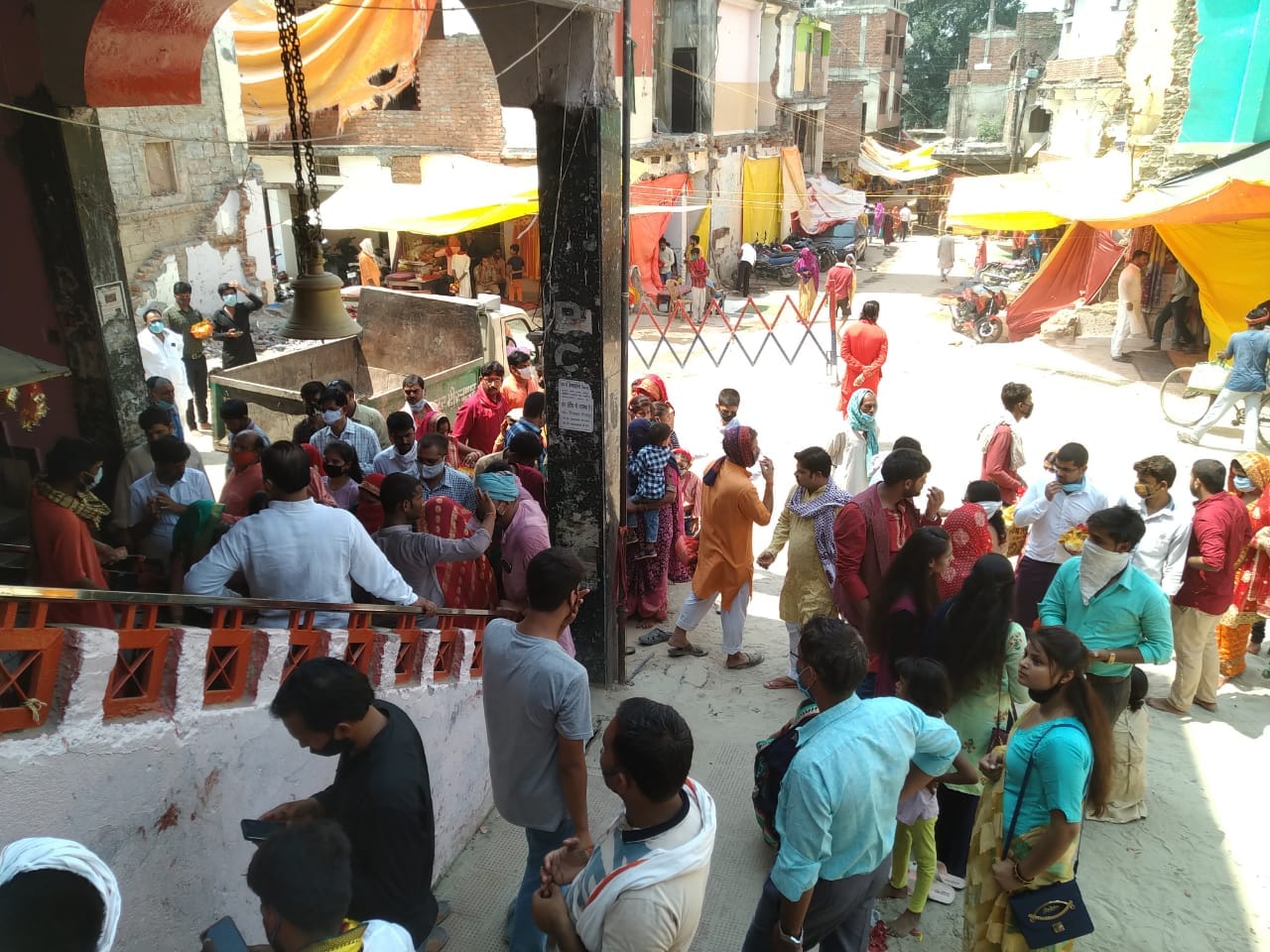 maa vindhyavasini temple in mirzapur closed due to weekend lockdown Devotees worship from stairs