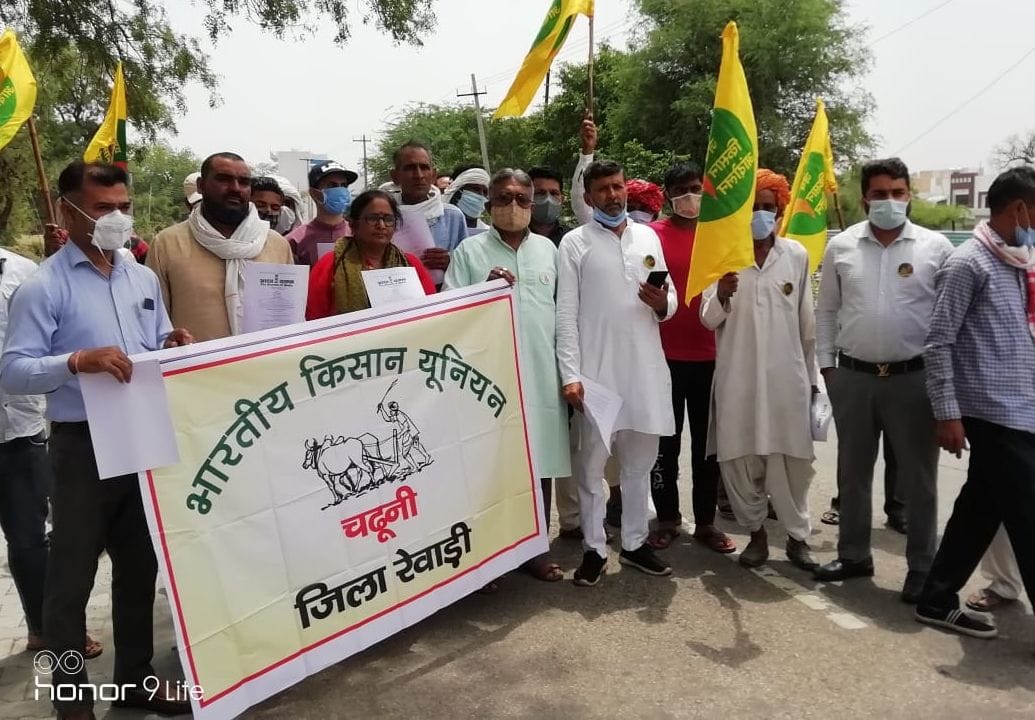Protest by burning copies of agricultural laws