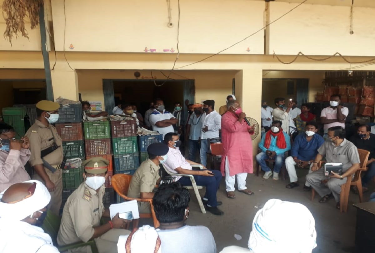 Warning for closure of the biggest market of Purvanchal in varanasi against police harassment Yesterday daroga Beat Up The Traders