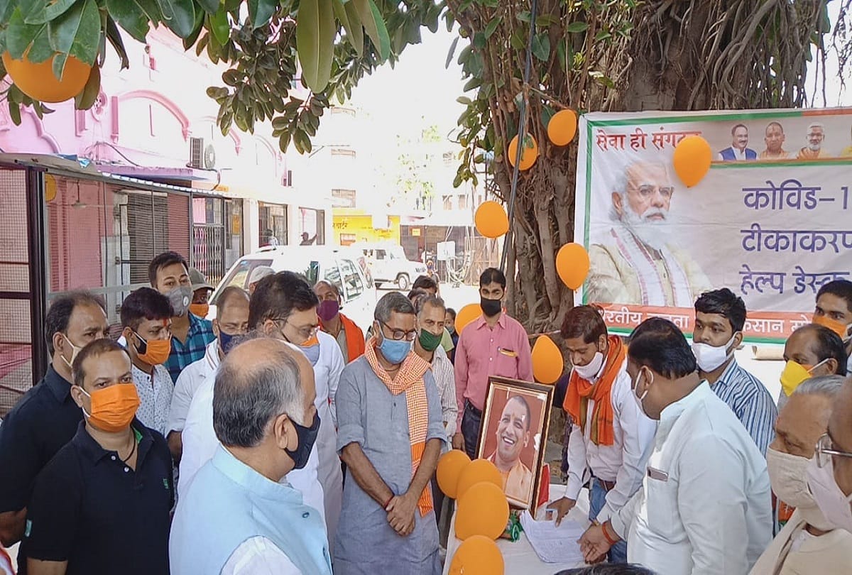 nagar vikas mantri  ashutosh tandon visit varanasi he inspect Health facilities and distributed Fruits to patients on CM Yogi adityanath  birthday