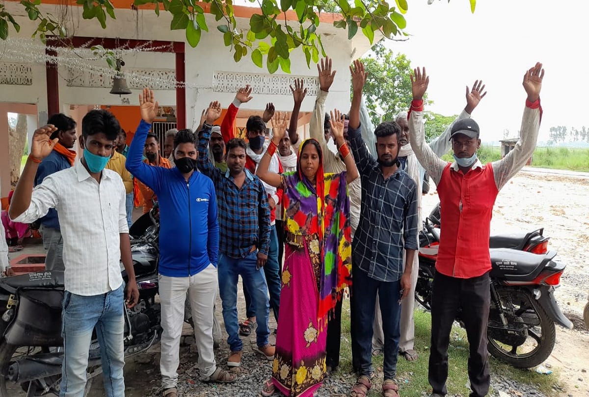 angry Villagers  protest at police station in jaunpur for arrest of knife wielding accused