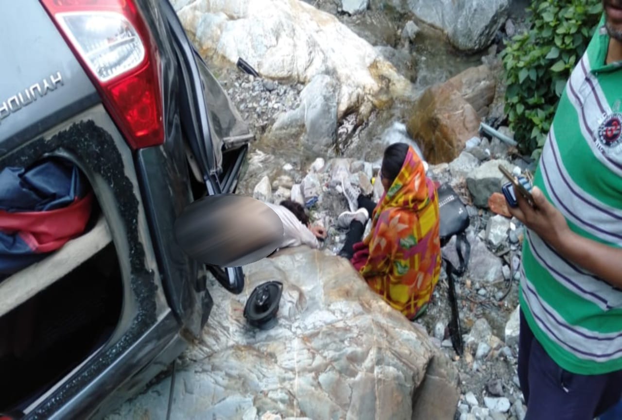uttarakhand news : car fell into gorge at nainital, two died, watch photos