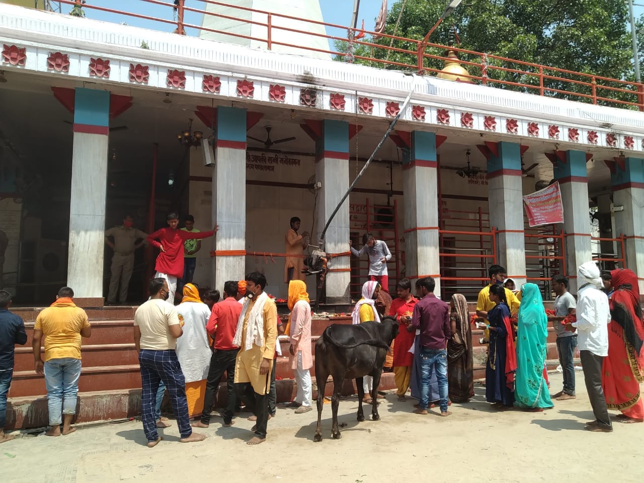 maa vindhyavasini temple in mirzapur closed due to weekend lockdown Devotees worship from stairs