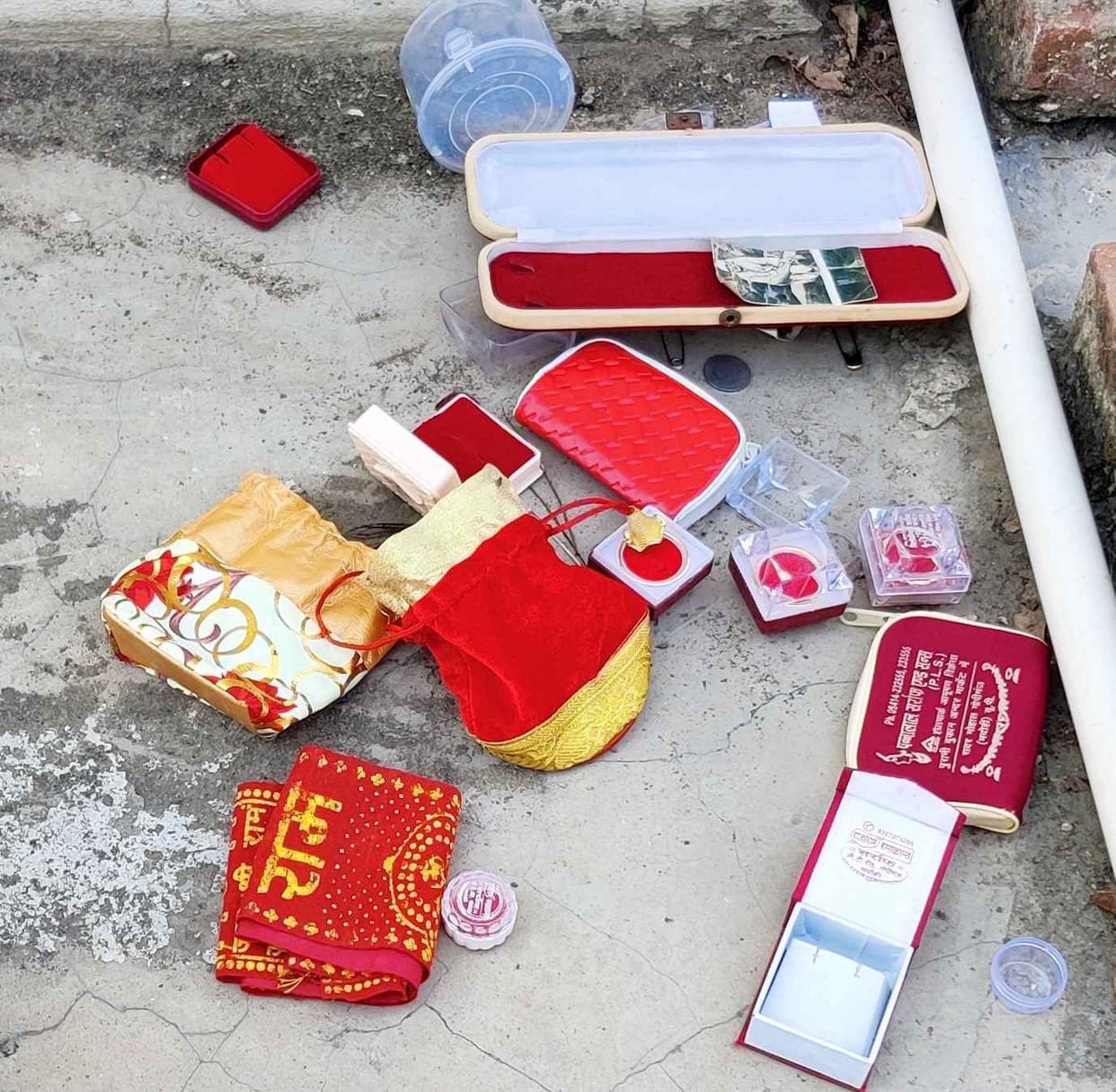 Jewelery worth lakhs stolen including 50 thousand cash