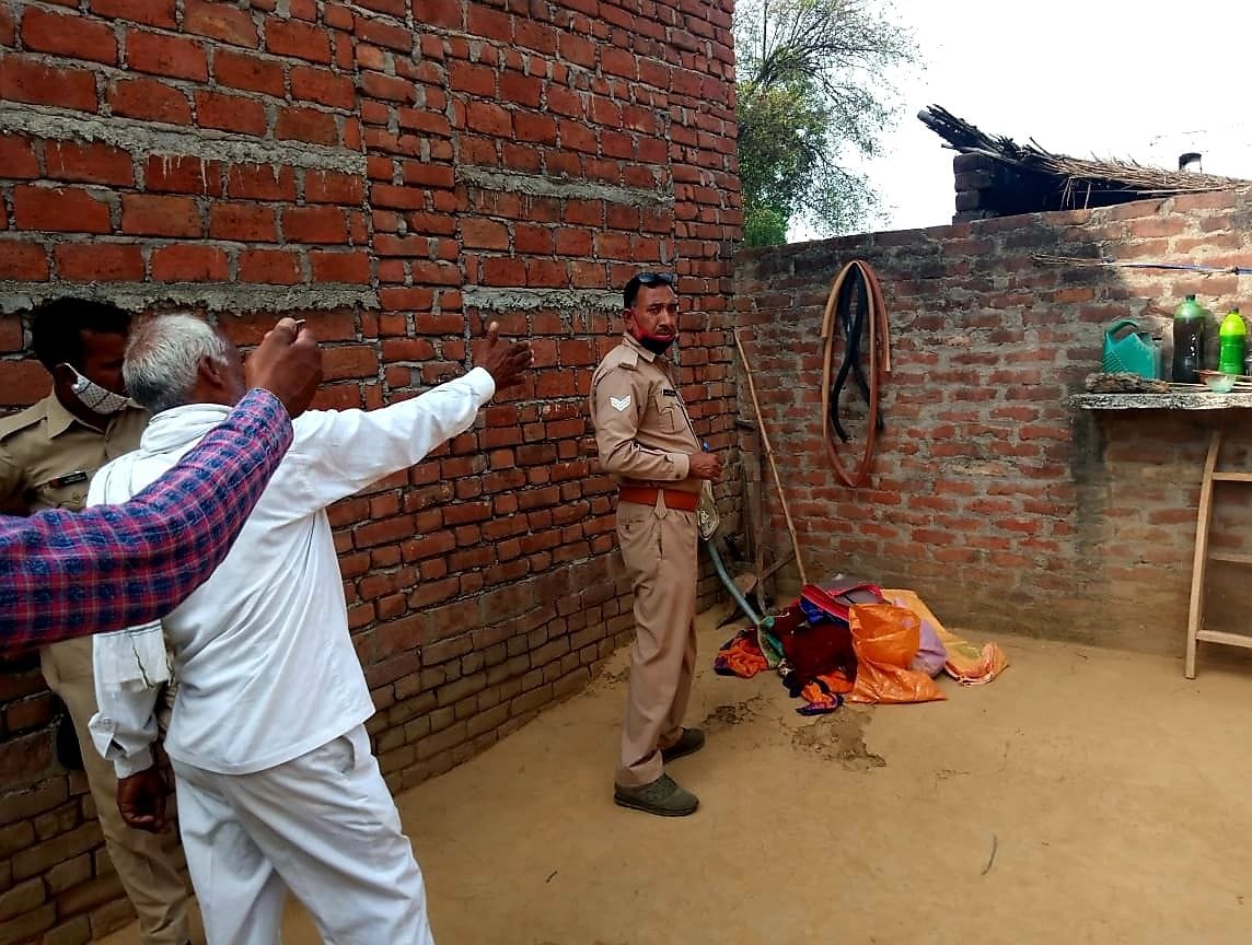 sipaahee ke ghar se jevar aur nagadee choree, deevaar phaandakar ghar mein ghuse the, alamaaree aur bakse ke taale tode