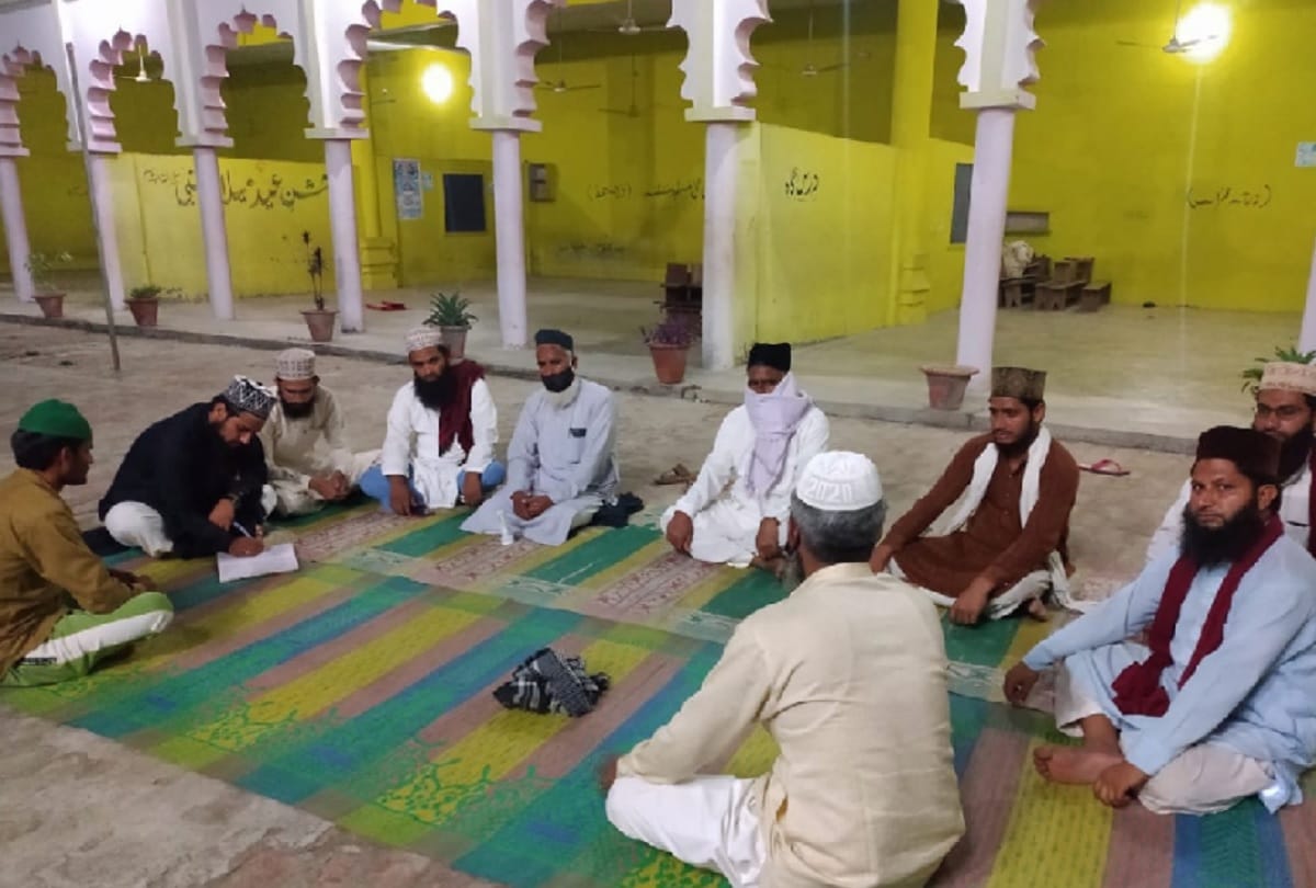 Imam gives statements to avoid use of mobile by muslim girls in Rampur