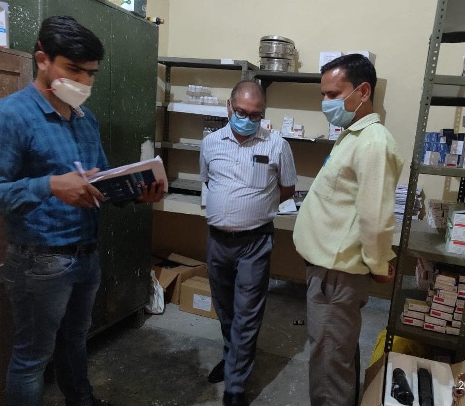 Hathras: Doctor and many employees found absent, sought clarification