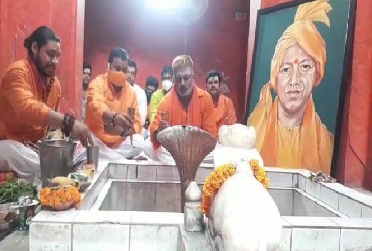 CM Yogi Adityanath birthday Hindu Yuva Vahini do Rudrabhishek in Varanasi and BJP leaders distributed fruits and grains