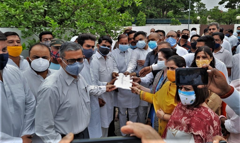 Congressmen submitted a memorandum demanding vaccination of one crore people daily