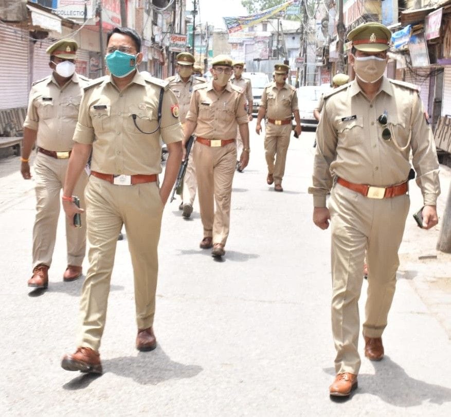 Hathras: Shops opened in the morning during weekly curfew, people forgot social distance