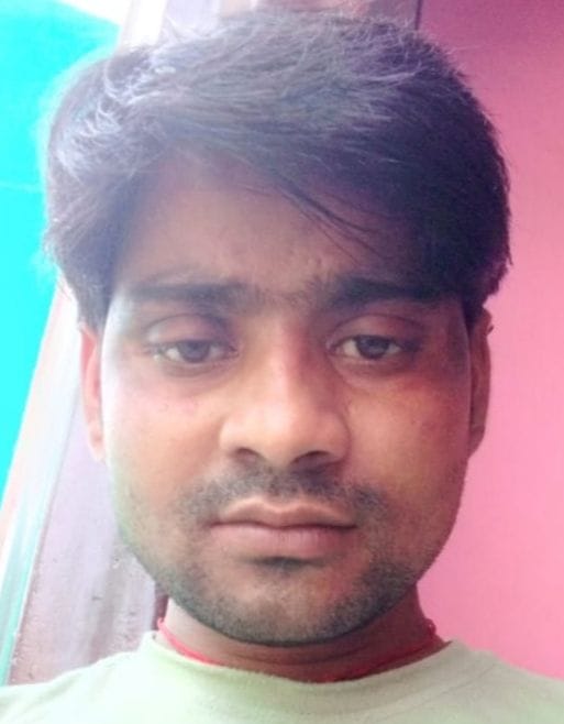aarthik tangee se pareshaan majadoor phande se lataka, beemaar patnee ka ilaaj karaane ke lie kaaphee dinon se tha pareshaan
