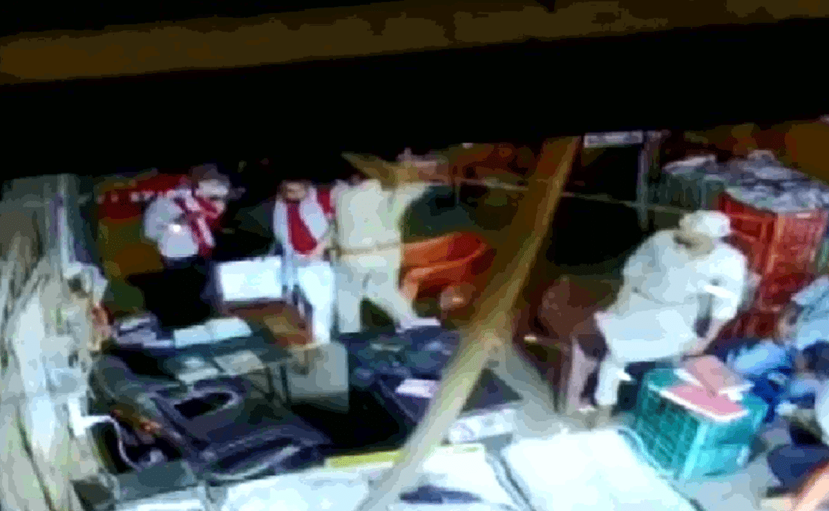Police inspector suspended after beaten up Arhtiyas in varanasi