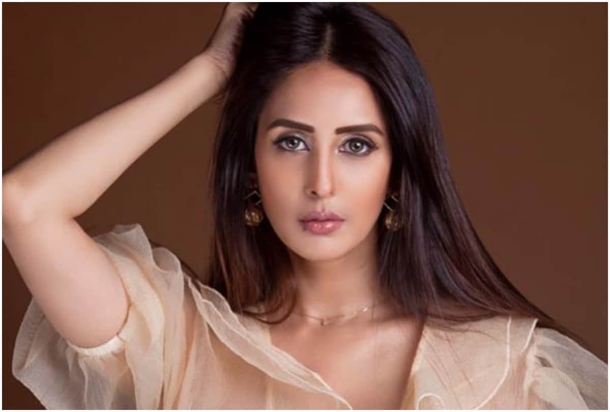 Chahatt Khanna got angry for pointing out two divorces said Urfi Javed is classless