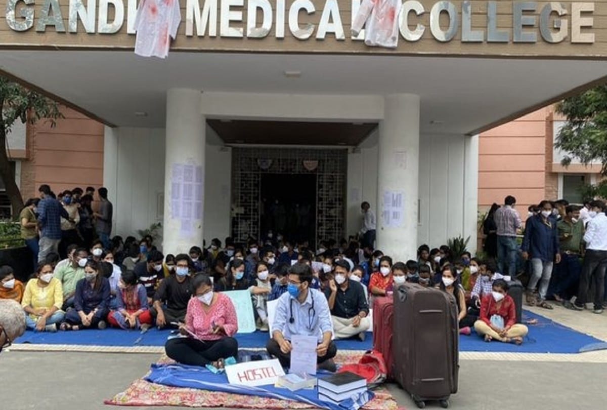 Madhya Pradesh: Order to vacate hostel to striking junior doctors, if they insist on resignation, they will have to pay lakhs of rupees