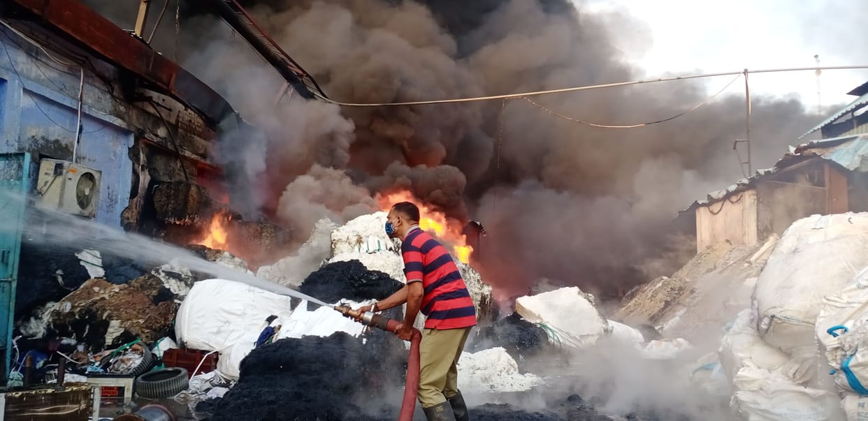 Fire in plastic thread factory, loss of crores