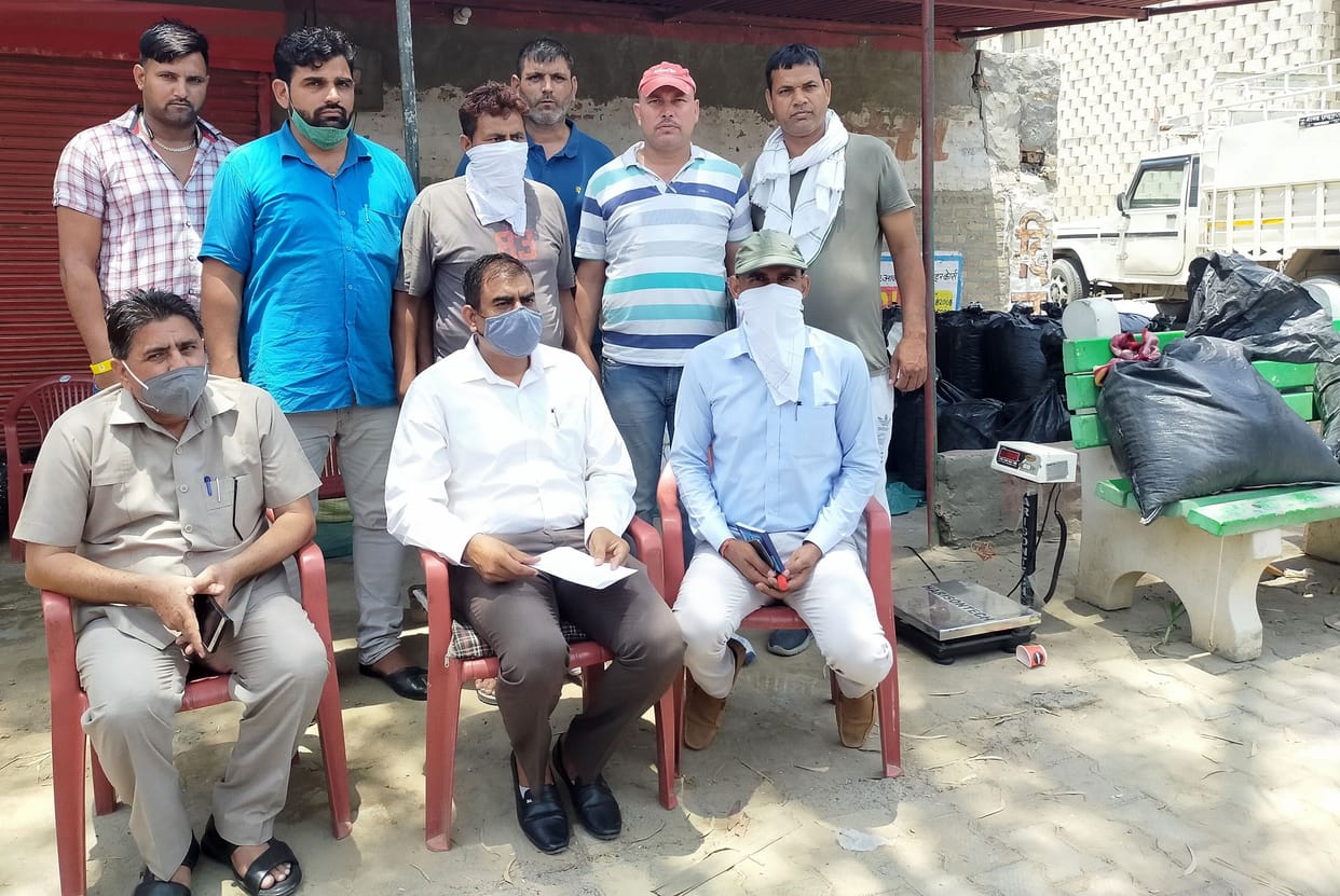 7 months ago, 812 kg of dupatta was caught, now 739 kg of sawdust was caught from a truck filled with thread