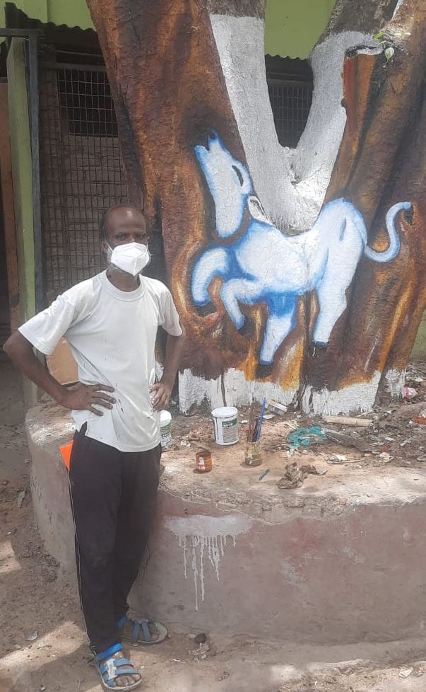 Cleaner Tilak Raj got a different identity from painting, everyone admired the painting made on trees