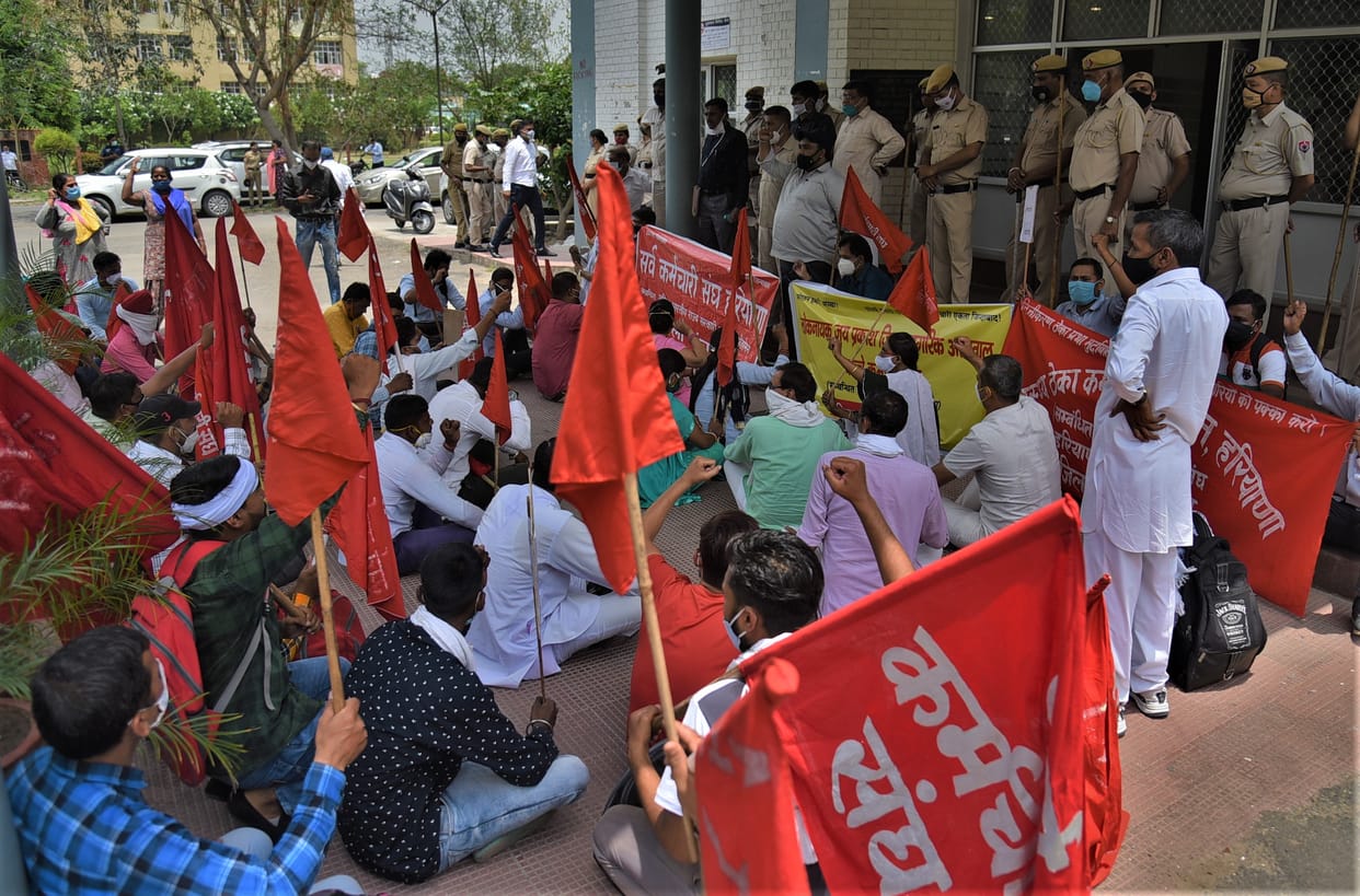 Sarva Karamchari Sangh Haryana demonstrated to keep the contract workers back on the job
