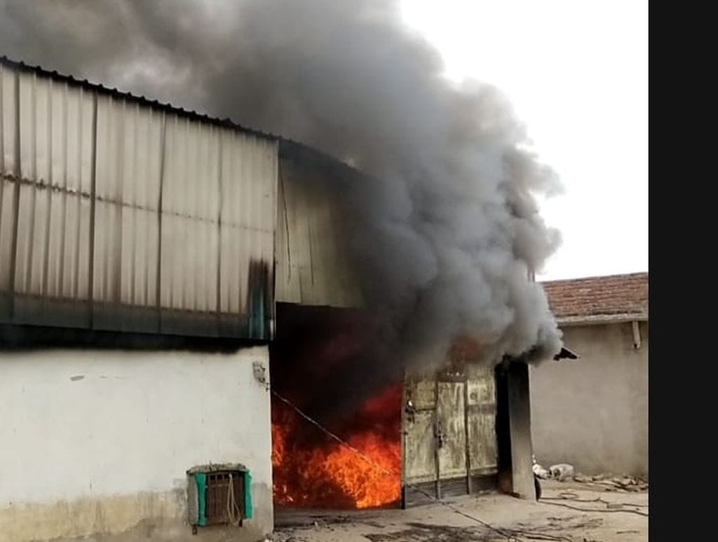 etawah news,fire in the,wirehouse,biscuits,snacks