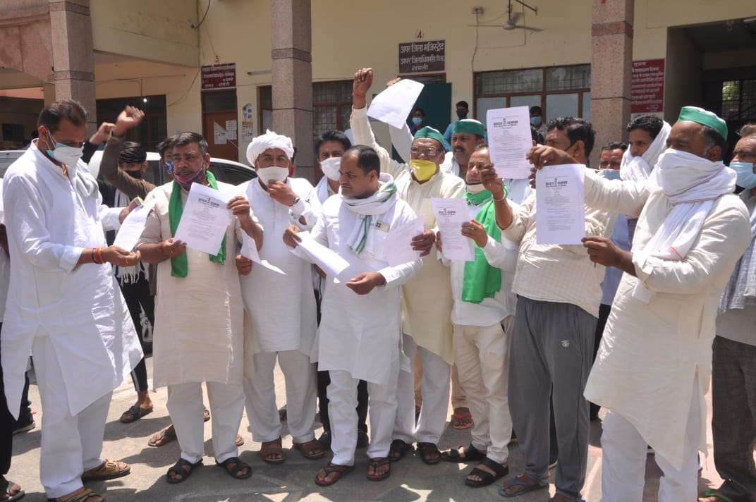 Demonstration in collectorate, burning copies of agricultural laws