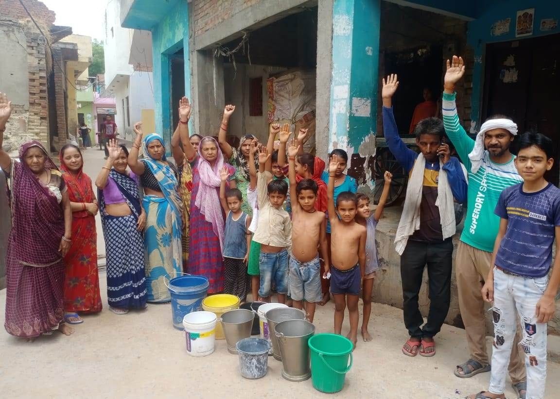 paanee kee killat, mahilaon ne kiya pradarshan, samaadhaan na hone par nagar paalika mein pradarshan kee chetaavanee