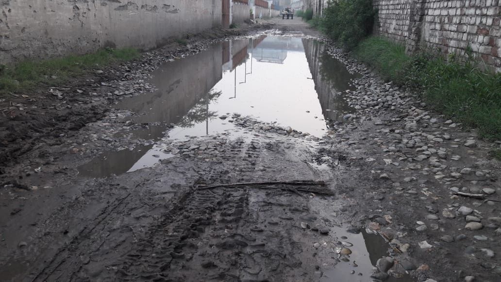Waterlogging on the road turned into potholes, pedestrians upset