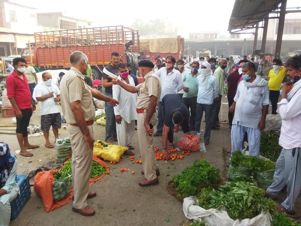 Police chased the masochors from the vegetable market, gave a warning