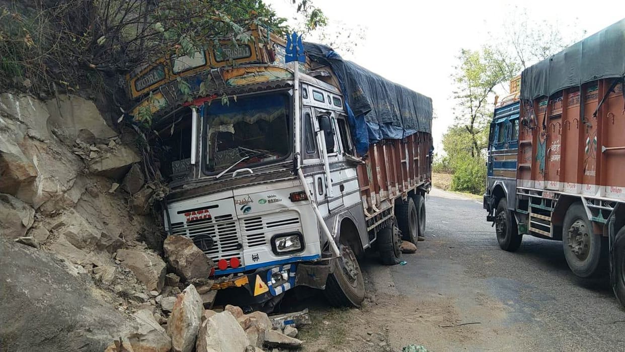 After hitting two cars, the speeding truck collided with the hill