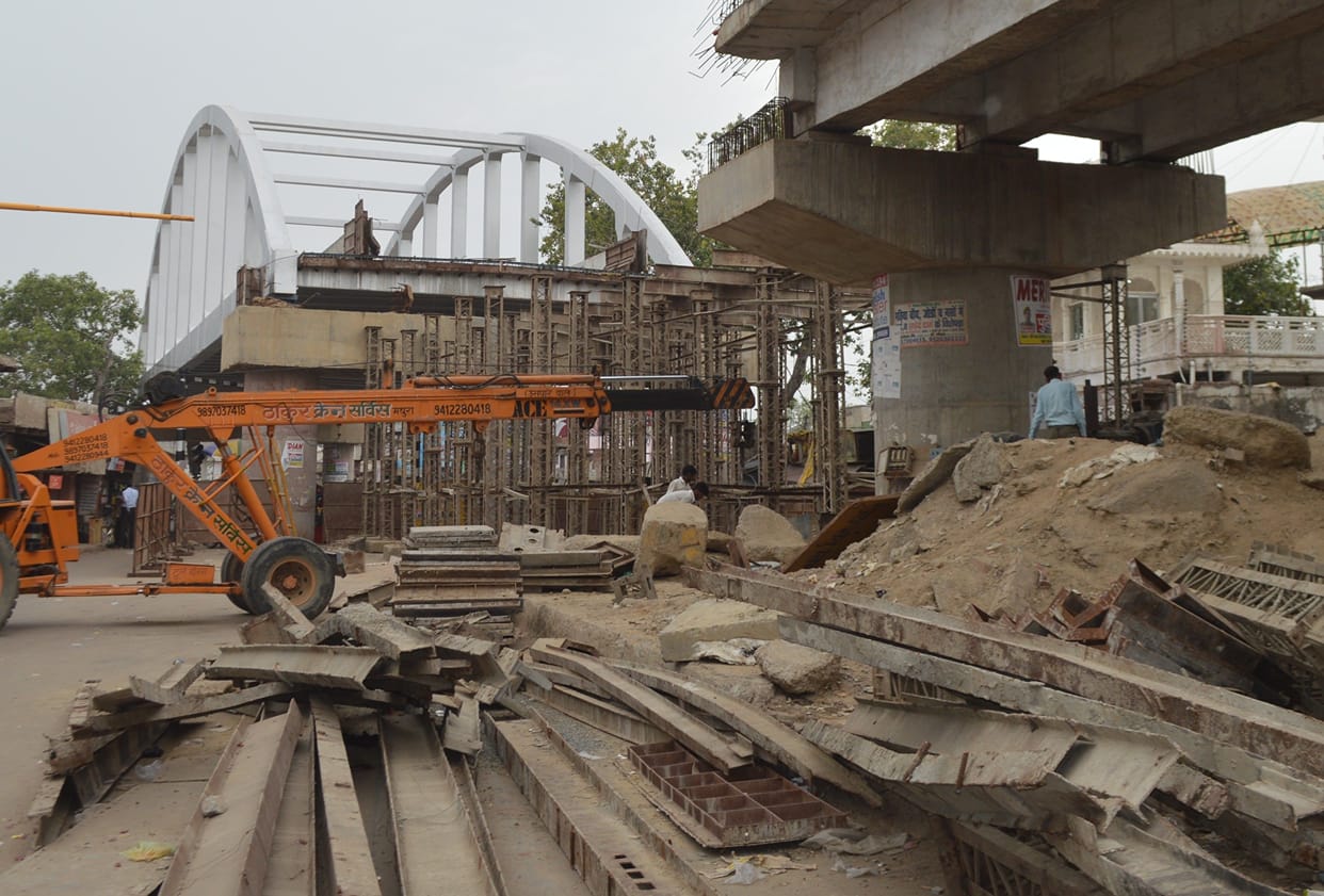 Hathras: Setu Corporation started construction on the overbridge of the pond intersection