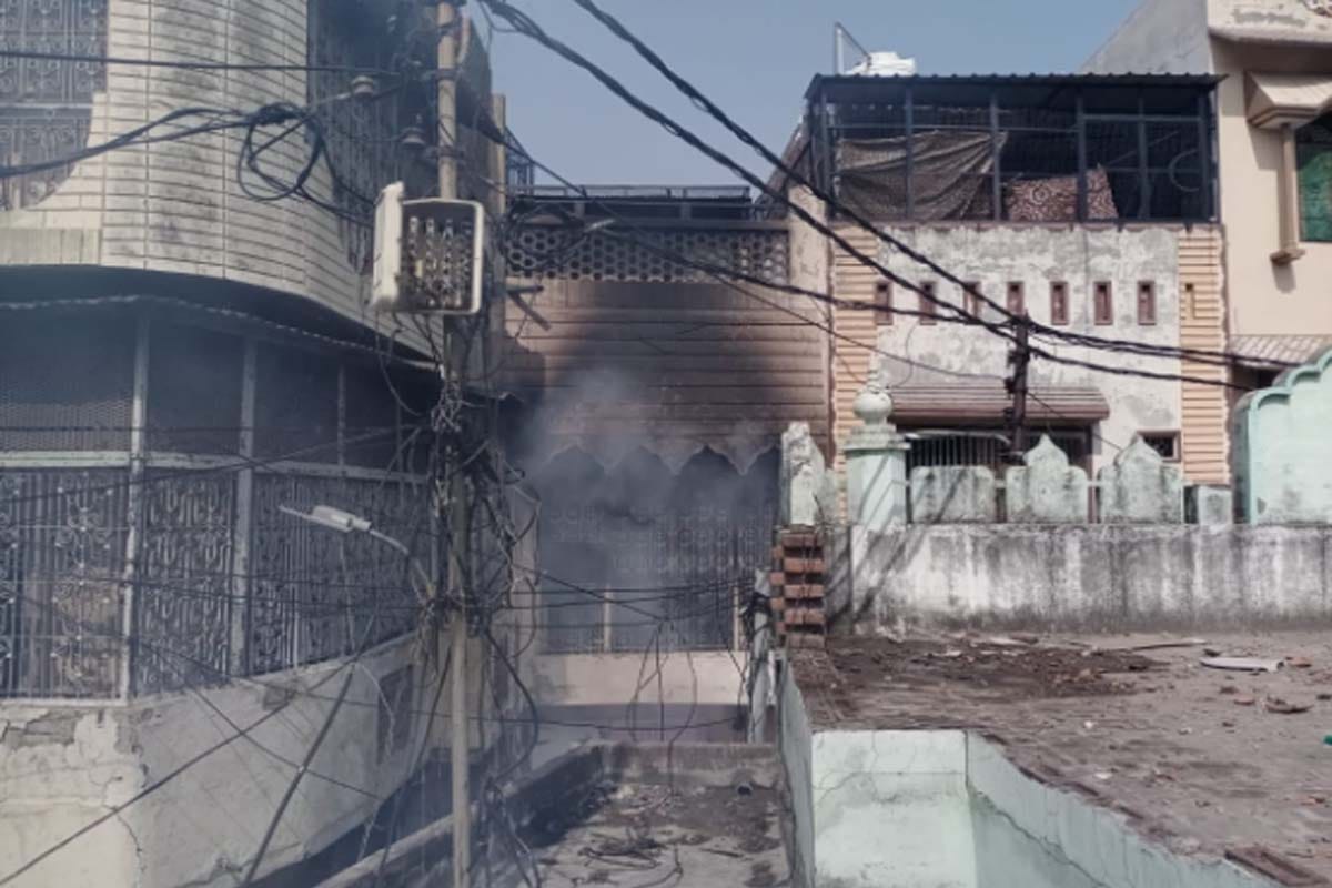 firce fire in a house in budhana gate meerut, fire brigade controlled the fire