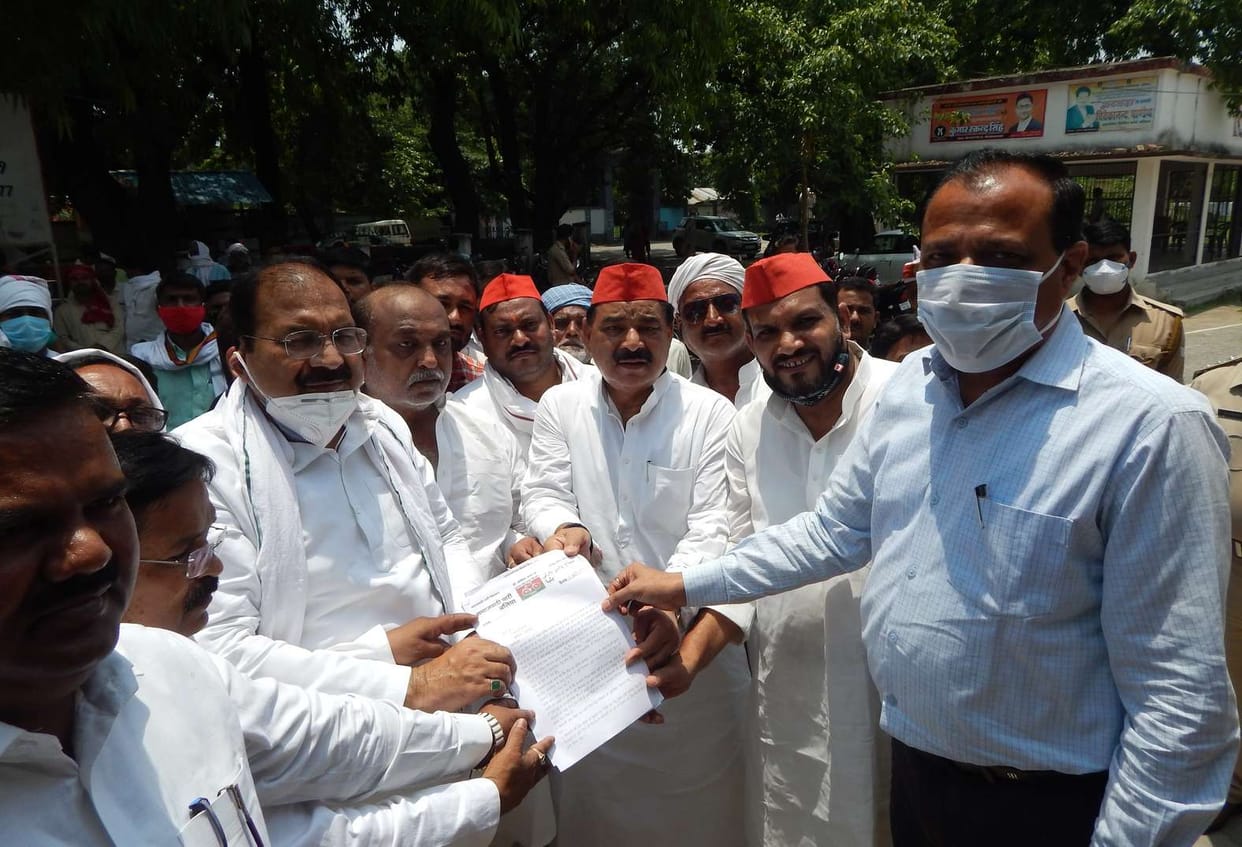 SP workers expressed displeasure over non-procurement of wheat at purchasing centers
