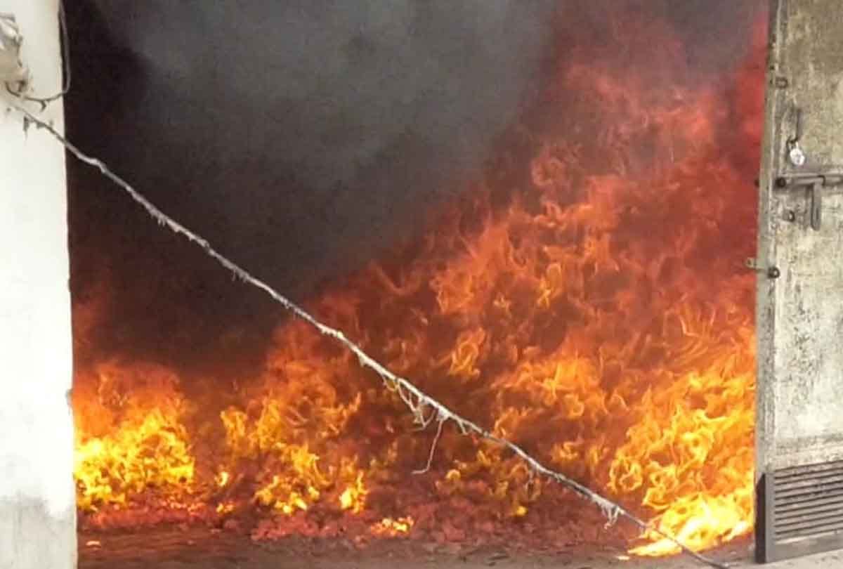 Aligarh: Heavy damage due to fire in Fireworks Factory's warehouse