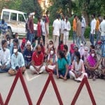 धरने पर बैठे आउटसोर्सिंग कर्मचारी