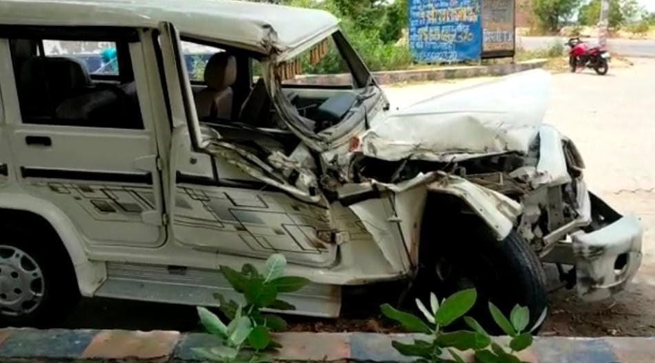Eight people on Bolero injured in collision with pickup