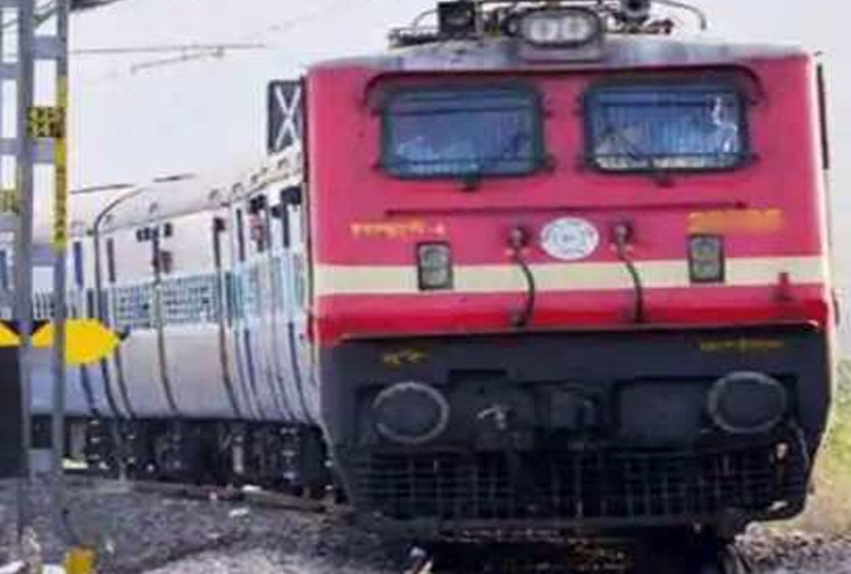 Sick passenger died in train, Farrukhabad station