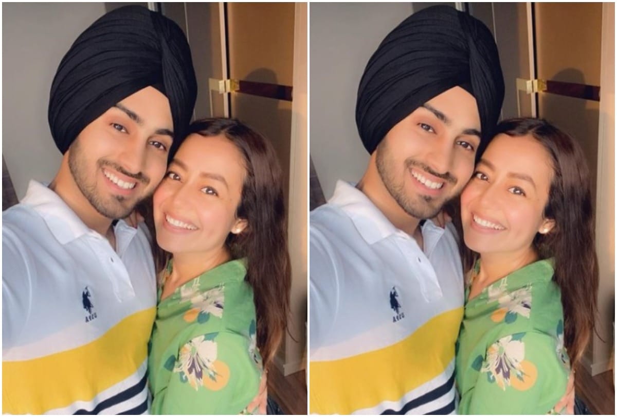 Neha kisses Rohanpreet after jokingly threatening him with knife watch