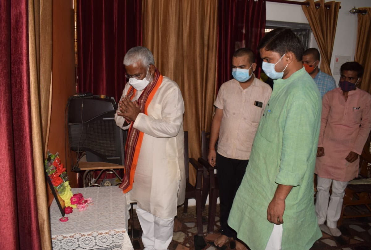 BJP State President Swatantra Dev Singh reached to hardoi, tribute to Rambali Mishra