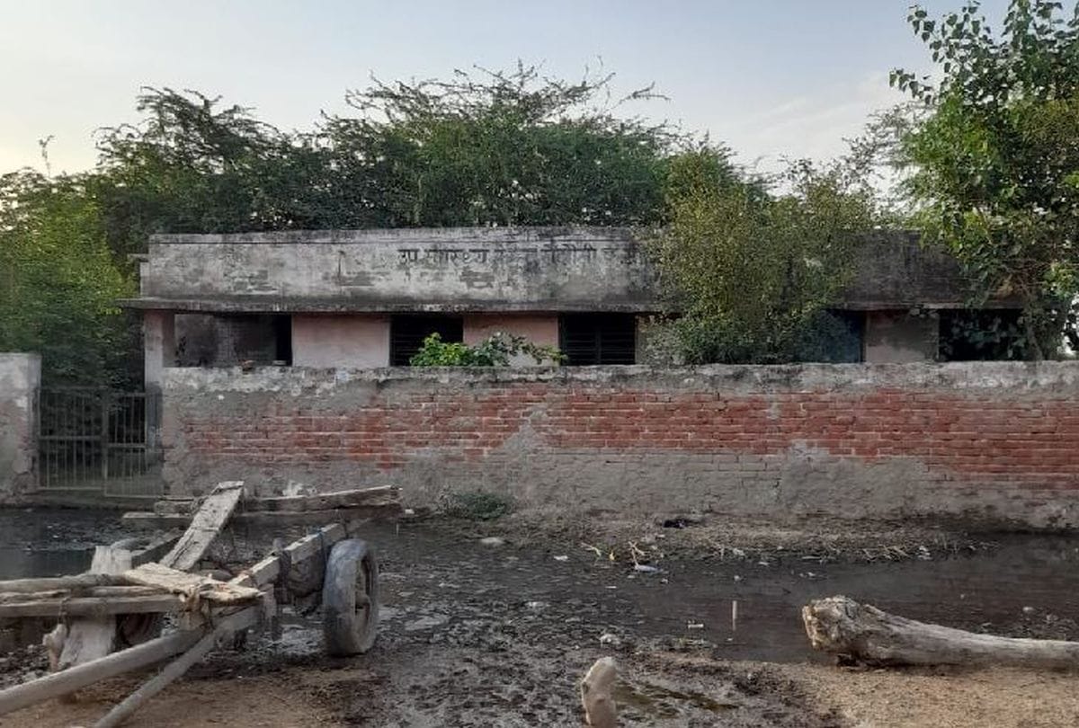 Sub health center of village Rojhauli ruins In Agra
