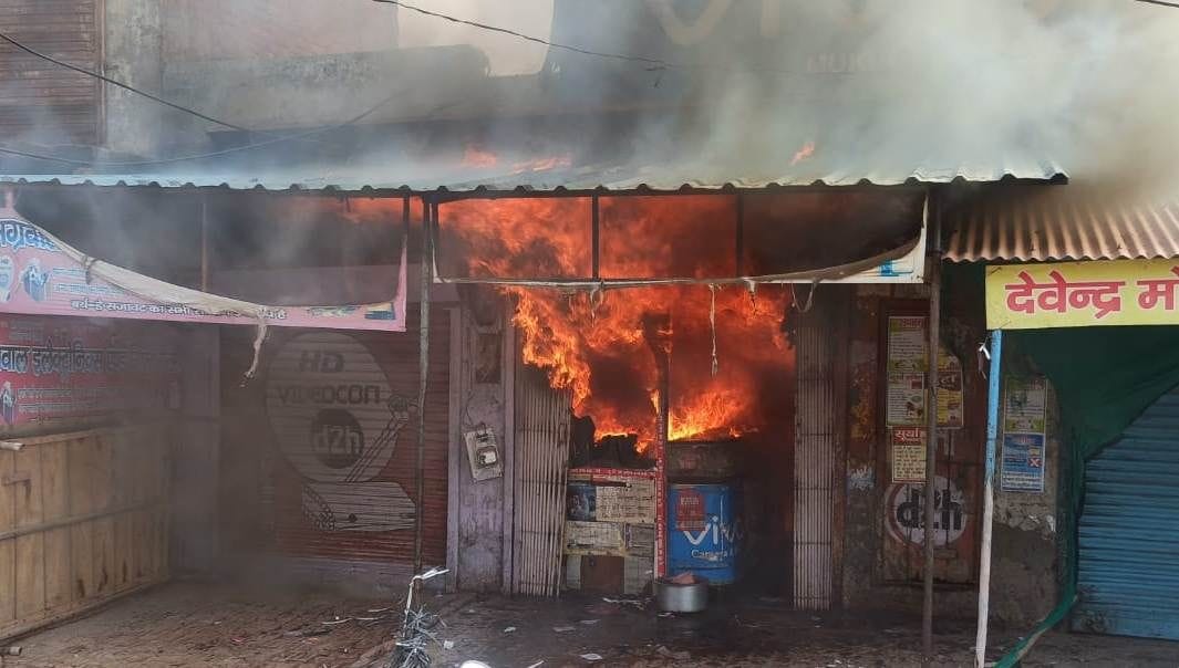 Hathras: Mobiles and other equipment worth lakhs of rupees burnt to ashes due to fire in mobile shop