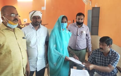 मोहम्मदाबाद ब्लाक कार्यालय में नामांकन करती मिथलेश कुमारी।