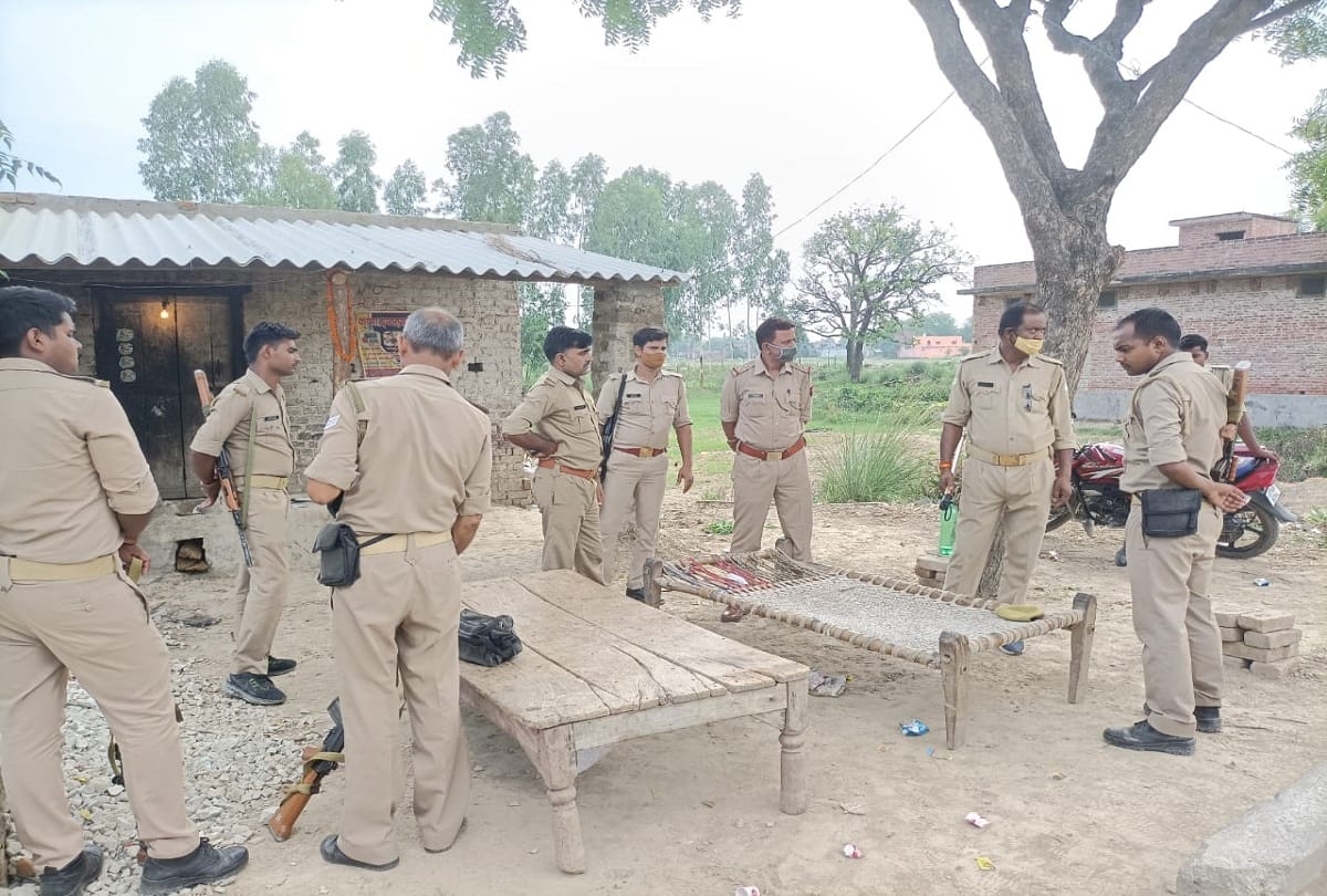 Knife stabbing before the ceremony of dwarpuja in wedding at jaunpur seven injured PAC force deployed in  village