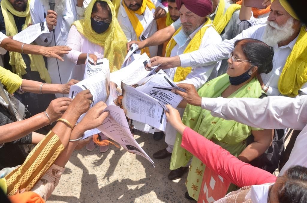 Farmers took to the road against the agricultural law, took out a rally, burnt copies