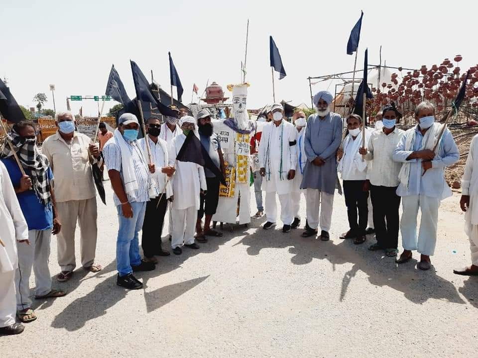 The number of farmers started increasing at the strike site