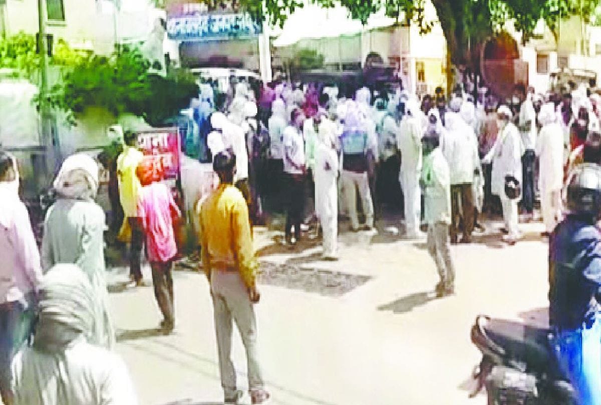 Cround At Baldev Police Station Lathicharge On Huge Croud Crime News