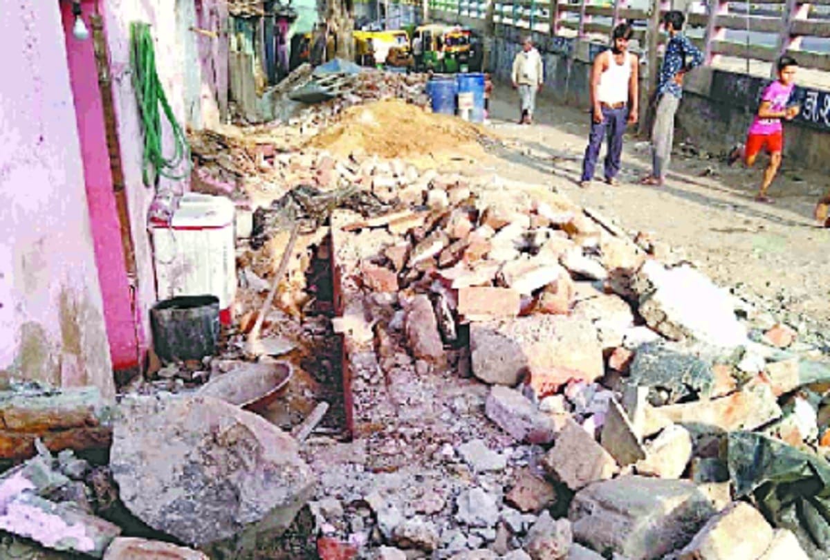 Overspeeding car hits six members of a family sleeping outside their under construction house