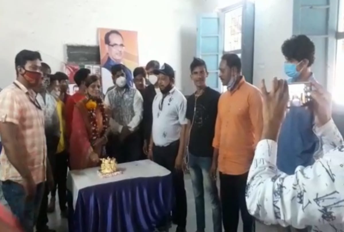BJP female leader celebrates birthday at vaccination center apologized after controversy