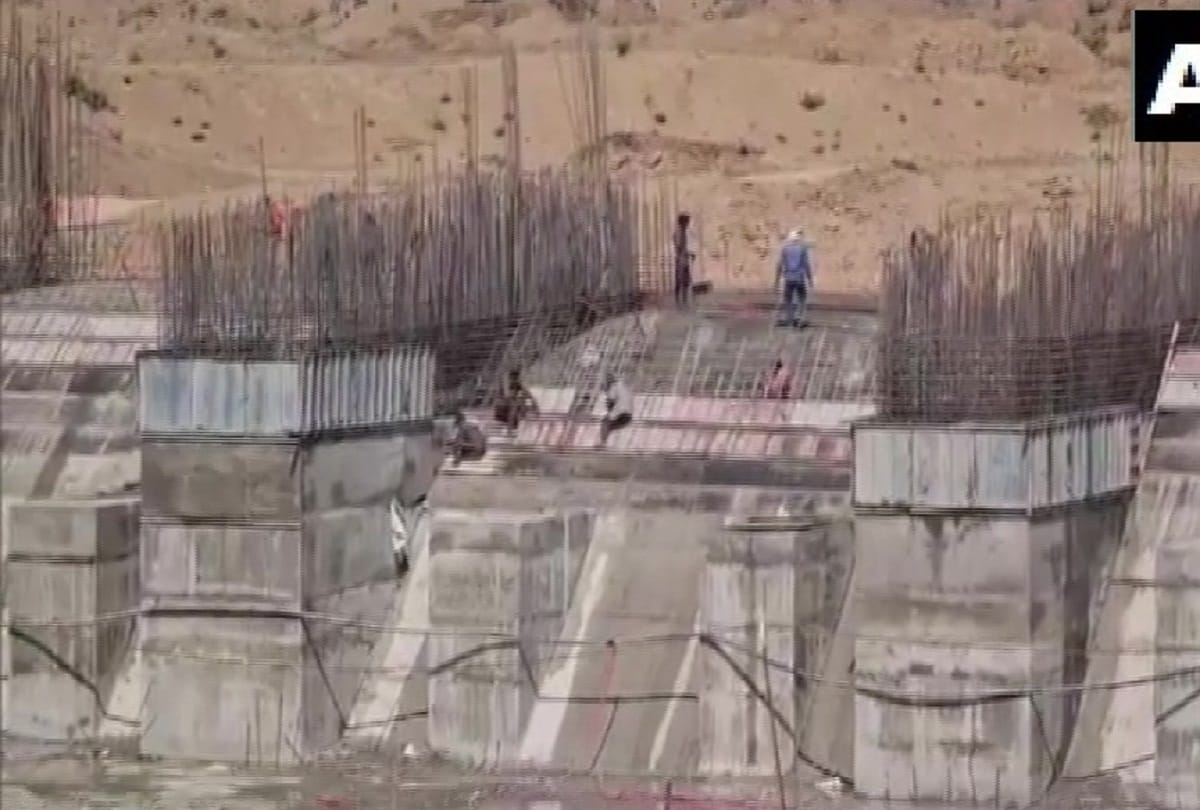 A girl child was killed in an explosion in an under construction dam in Khandwa