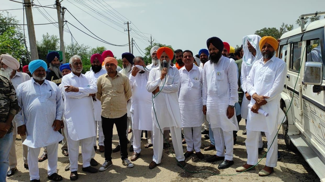 Farmers raised slogans outside the residence of the Home Minister, Ambala