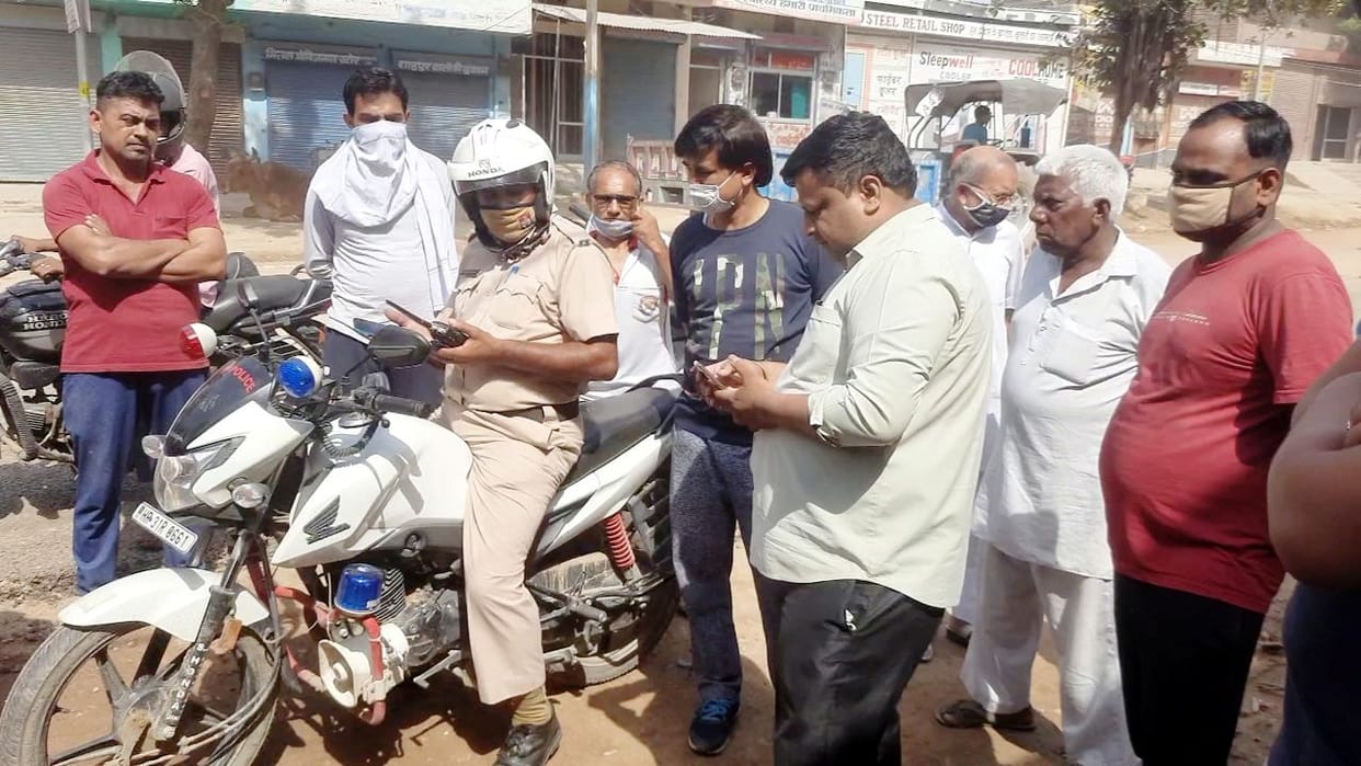 Shopkeepers protested against the police for forcibly closing the shop